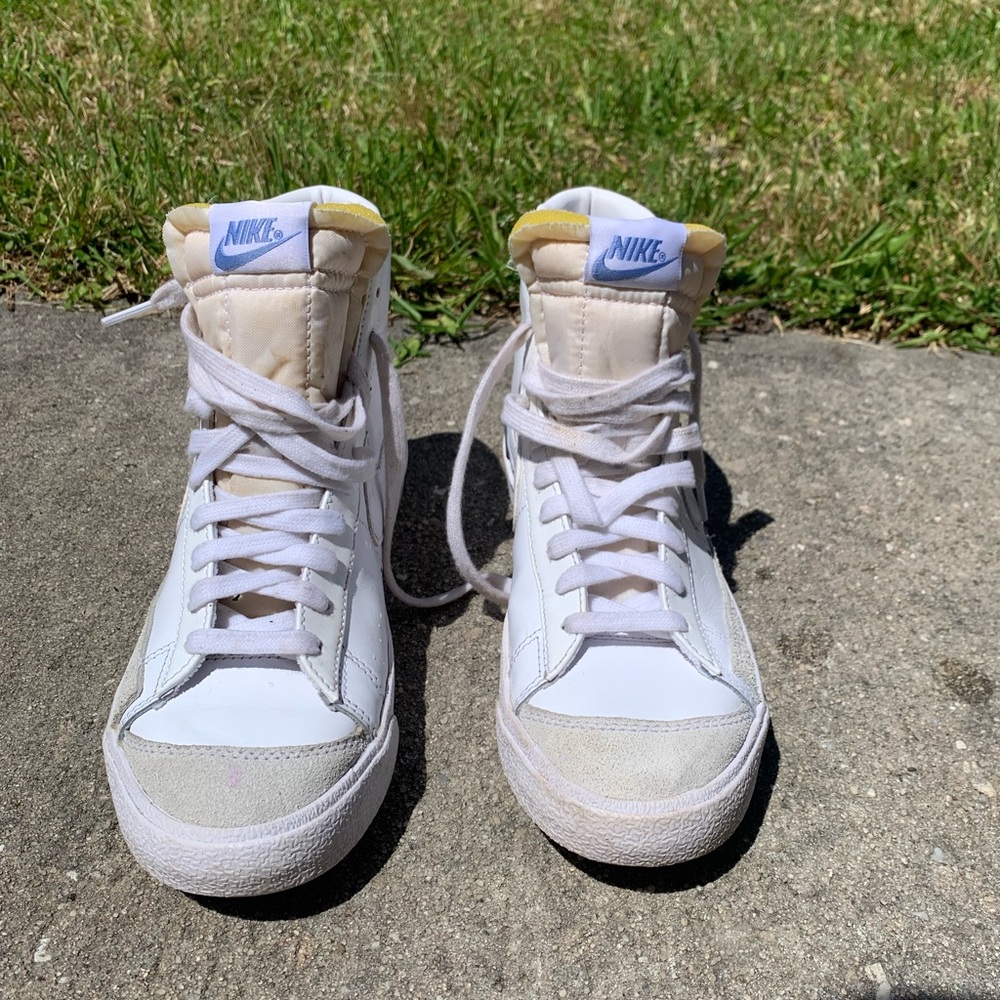 Nike Womens Blazer Mid '77 SE 'Sisterhood - White Metallic Silver'